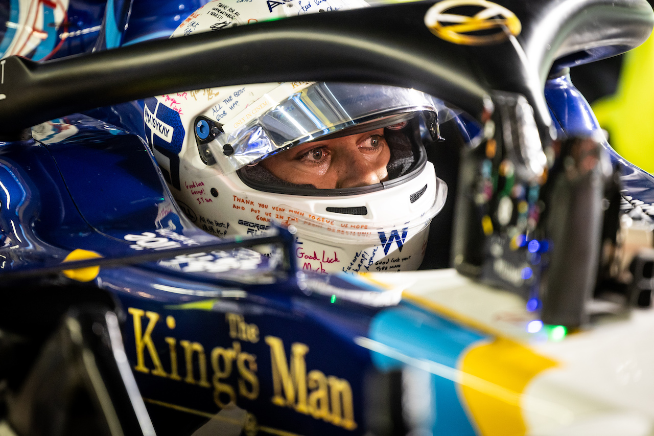 GP ABU DHABI, George Russell (GBR) Williams Racing FW43B - helmet signed by members of the team.
10.12.2021. Formula 1 World Championship, Rd 22, Abu Dhabi Grand Prix, Yas Marina Circuit, Abu Dhabi, Practice Day.
- www.xpbimages.com, EMail: requests@xpbimages.com © Copyright: Bearne / XPB Images