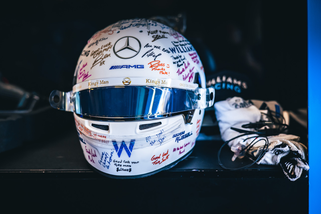 GP ABU DHABI, The helmet of George Russell (GBR) Williams Racing signed by members of the team.
10.12.2021. Formula 1 World Championship, Rd 22, Abu Dhabi Grand Prix, Yas Marina Circuit, Abu Dhabi, Practice Day.
- www.xpbimages.com, EMail: requests@xpbimages.com © Copyright: Bearne / XPB Images