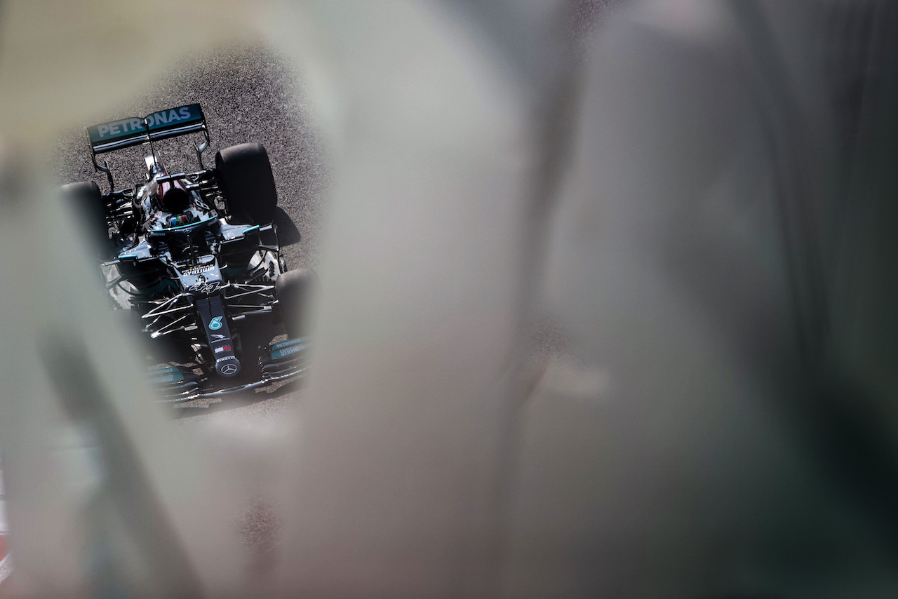 GP ABU DHABI, Lewis Hamilton (GBR), Mercedes AMG F1  
10.12.2021. Formula 1 World Championship, Rd 22, Abu Dhabi Grand Prix, Yas Marina Circuit, Abu Dhabi, Practice Day.
- www.xpbimages.com, EMail: requests@xpbimages.com ¬© Copyright: Charniaux / XPB Images