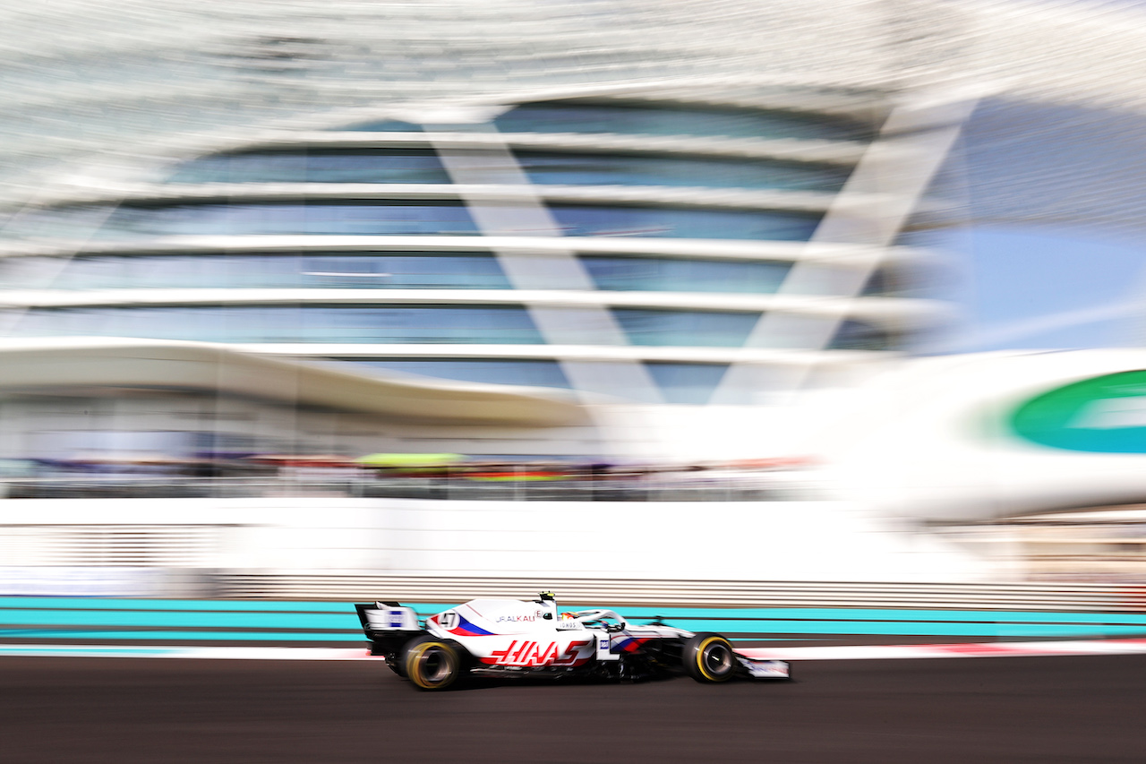 GP ABU DHABI, Mick Schumacher (GER) Haas VF-21.
10.12.2021. Formula 1 World Championship, Rd 22, Abu Dhabi Grand Prix, Yas Marina Circuit, Abu Dhabi, Practice Day.
- www.xpbimages.com, EMail: requests@xpbimages.com © Copyright: Moy / XPB Images