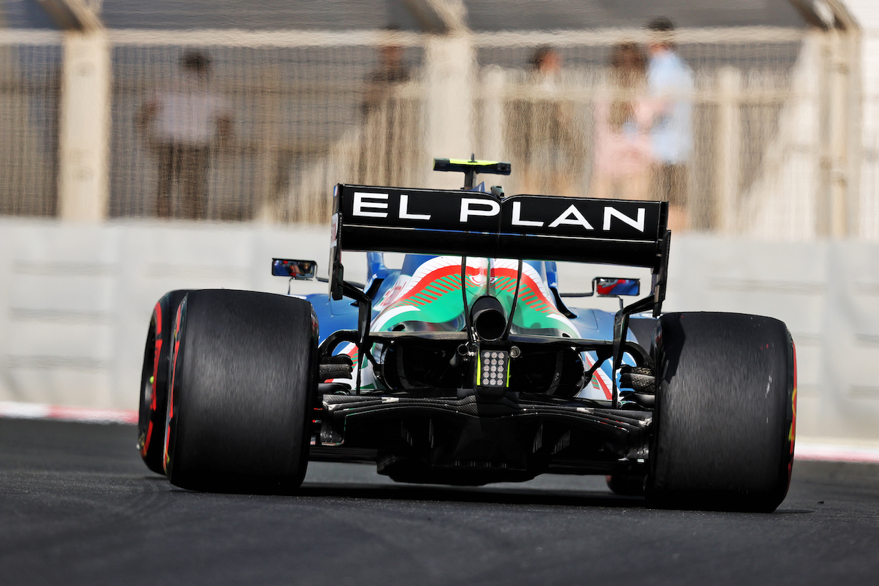 GP ABU DHABI, Esteban Ocon (FRA) Alpine F1 Team A521.
10.12.2021. Formula 1 World Championship, Rd 22, Abu Dhabi Grand Prix, Yas Marina Circuit, Abu Dhabi, Practice Day.
- www.xpbimages.com, EMail: requests@xpbimages.com © Copyright: Moy / XPB Images
