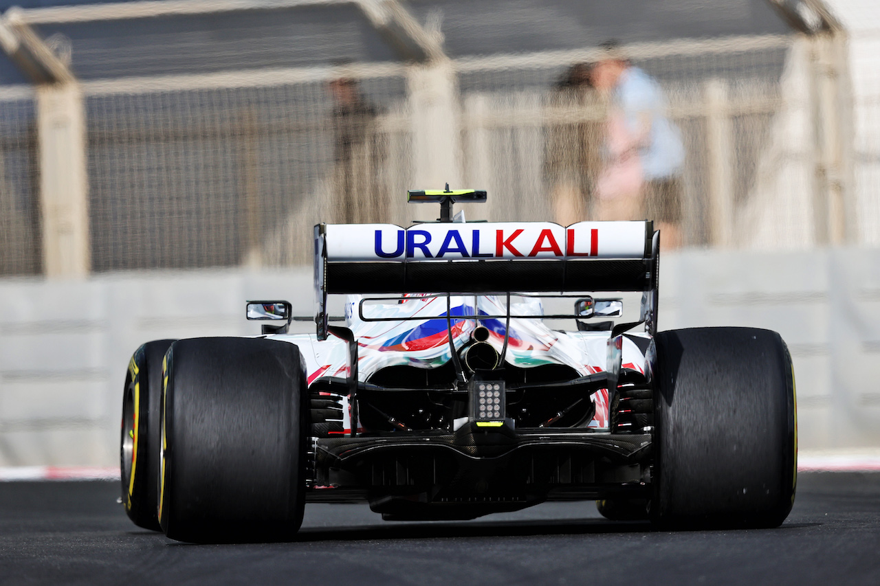 GP ABU DHABI, Mick Schumacher (GER) Haas VF-21.
10.12.2021. Formula 1 World Championship, Rd 22, Abu Dhabi Grand Prix, Yas Marina Circuit, Abu Dhabi, Practice Day.
- www.xpbimages.com, EMail: requests@xpbimages.com © Copyright: Moy / XPB Images