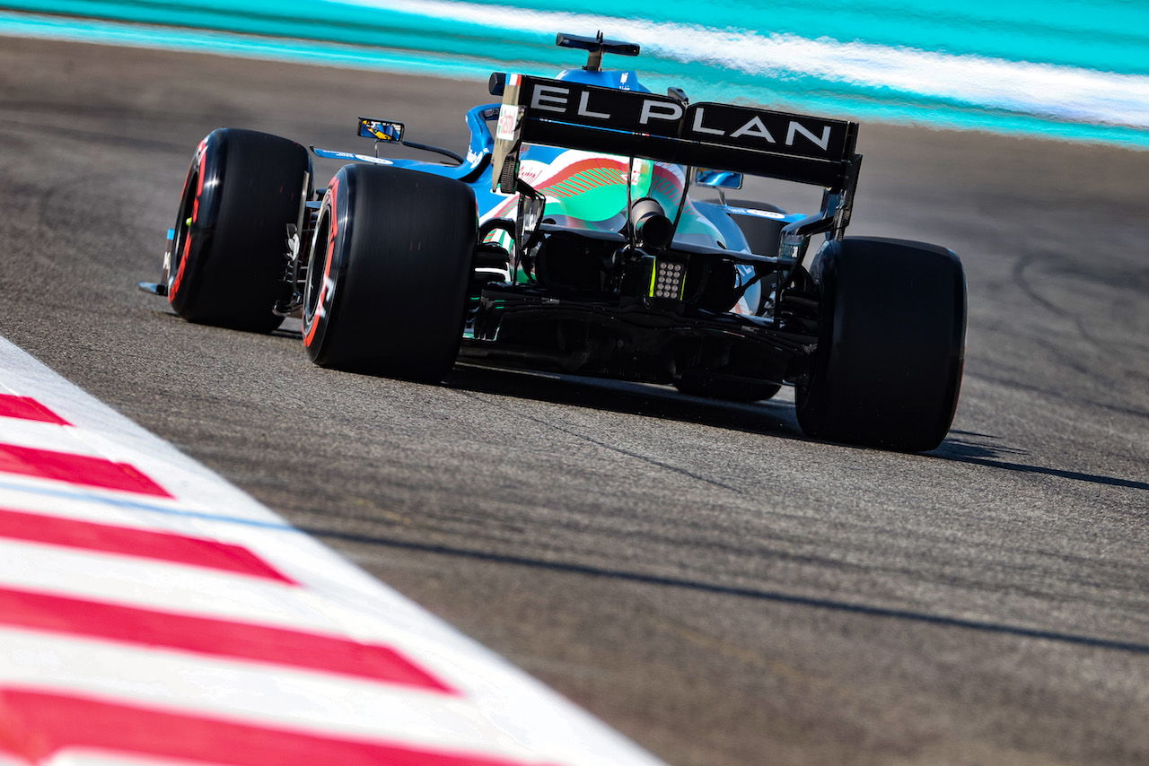 GP ABU DHABI, Fernando Alonso (ESP), Alpine F1 Team 
10.12.2021. Formula 1 World Championship, Rd 22, Abu Dhabi Grand Prix, Yas Marina Circuit, Abu Dhabi, Practice Day.
- www.xpbimages.com, EMail: requests@xpbimages.com ¬© Copyright: Charniaux / XPB Images