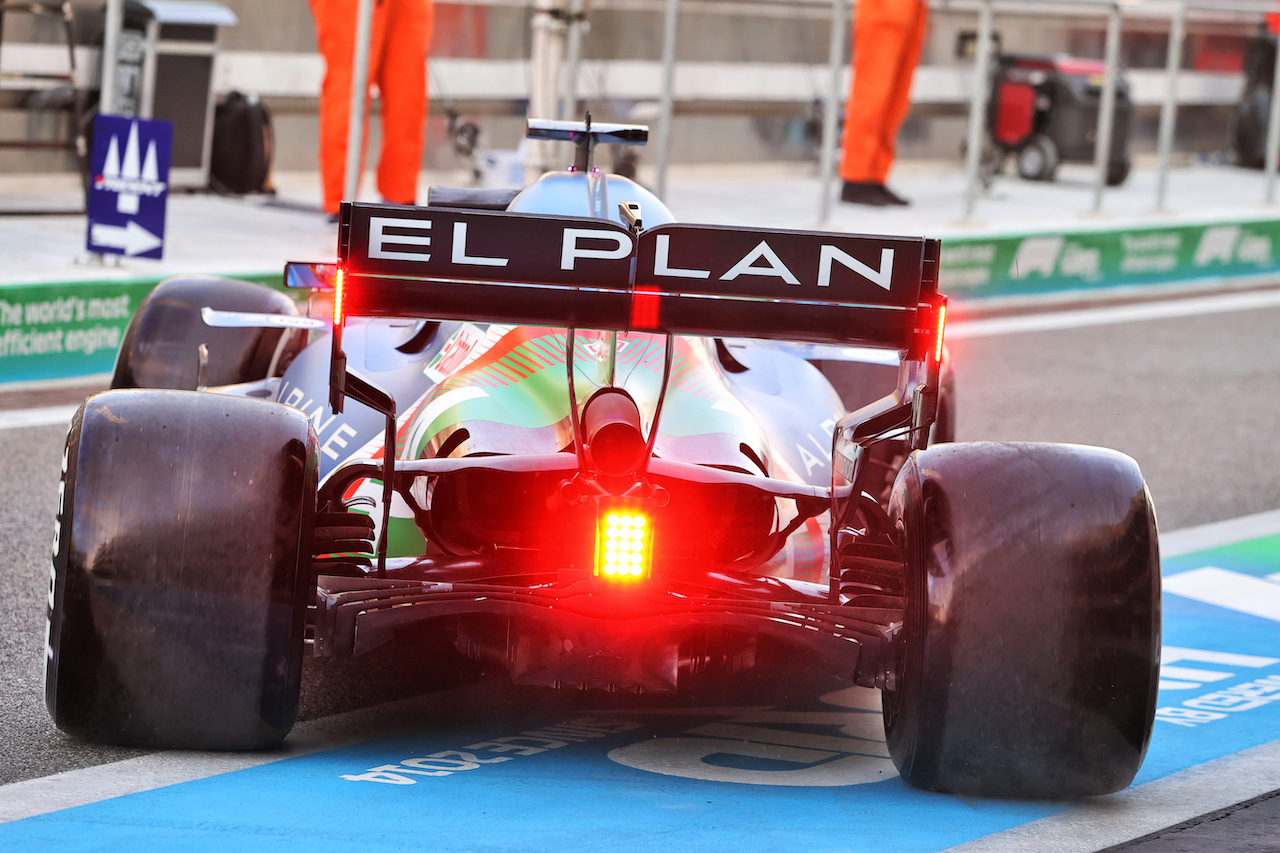 GP ABU DHABI, Fernando Alonso (ESP) Alpine F1 Team A521 leaves the pits.
10.12.2021. Formula 1 World Championship, Rd 22, Abu Dhabi Grand Prix, Yas Marina Circuit, Abu Dhabi, Practice Day.
- www.xpbimages.com, EMail: requests@xpbimages.com © Copyright: Moy / XPB Images