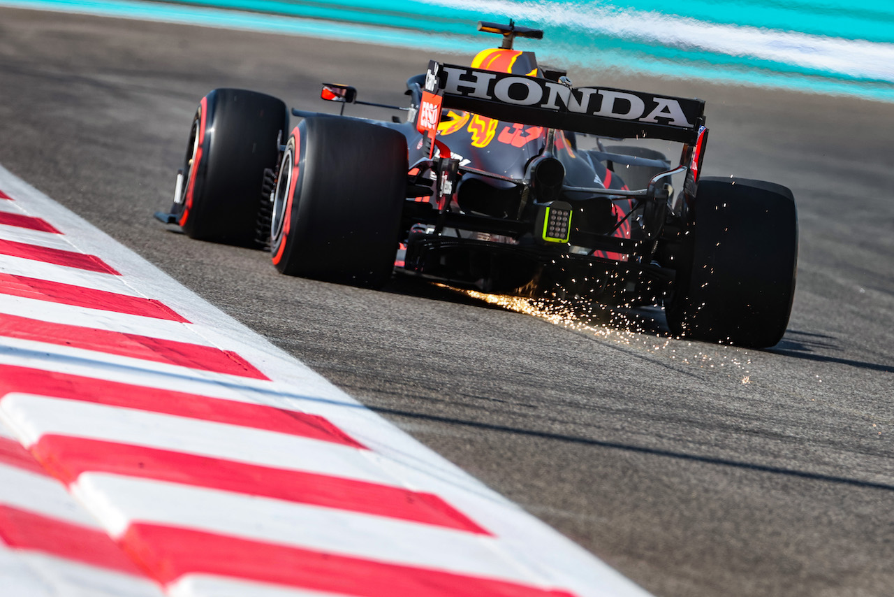 GP ABU DHABI, Max Verstappen (NLD), Red Bull Racing 
10.12.2021. Formula 1 World Championship, Rd 22, Abu Dhabi Grand Prix, Yas Marina Circuit, Abu Dhabi, Practice Day.
- www.xpbimages.com, EMail: requests@xpbimages.com ¬© Copyright: Charniaux / XPB Images