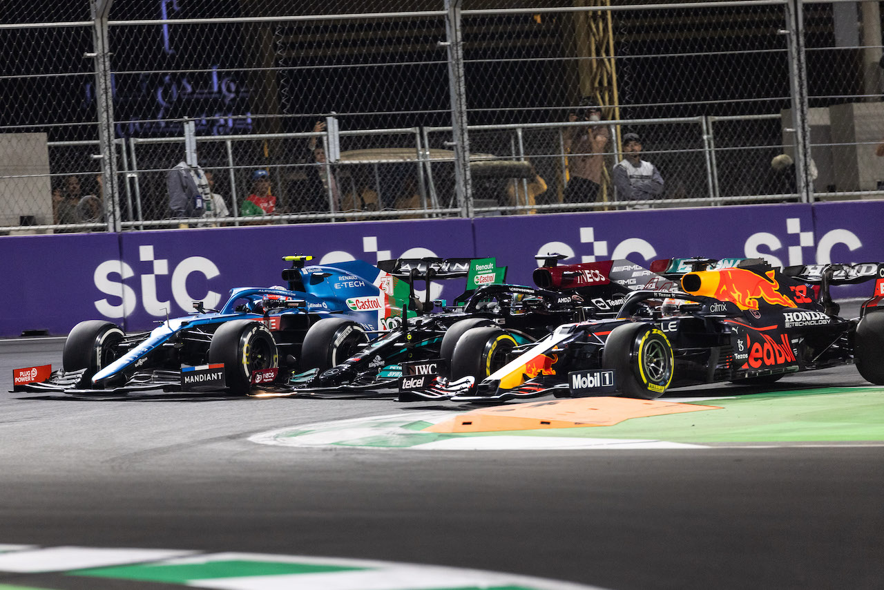 GP ARABIA SAUDITA, Esteban Ocon (FRA) Alpine F1 Team A521; Lewis Hamilton (GBR) Mercedes AMG F1 W12; e Max Verstappen (NLD) Red Bull Racing RB16B battle for the lead at the second race repartenza.
05.12.2021. Formula 1 World Championship, Rd 21, Saudi Arabian Grand Prix, Jeddah, Saudi Arabia, Gara Day.
- www.xpbimages.com, EMail: requests@xpbimages.com © Copyright: Bearne / XPB Images