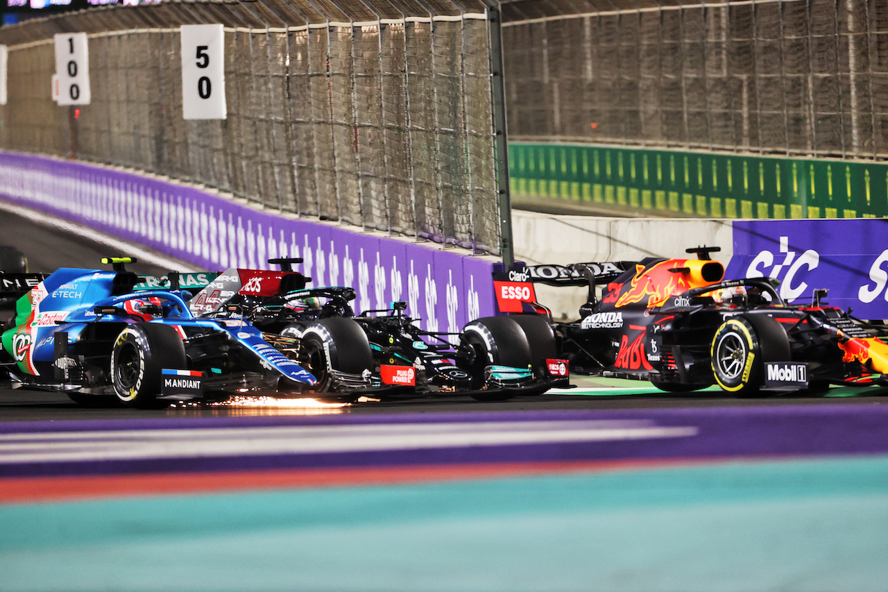 GP ARABIA SAUDITA, (L to R): Esteban Ocon (FRA) Alpine F1 Team A521; Lewis Hamilton (GBR) Mercedes AMG F1 W12; e Max Verstappen (NLD) Red Bull Racing RB16B battle for the lead at the second race repartenza.
05.12.2021. Formula 1 World Championship, Rd 21, Saudi Arabian Grand Prix, Jeddah, Saudi Arabia, Gara Day.
- www.xpbimages.com, EMail: requests@xpbimages.com © Copyright: Charniaux / XPB Images