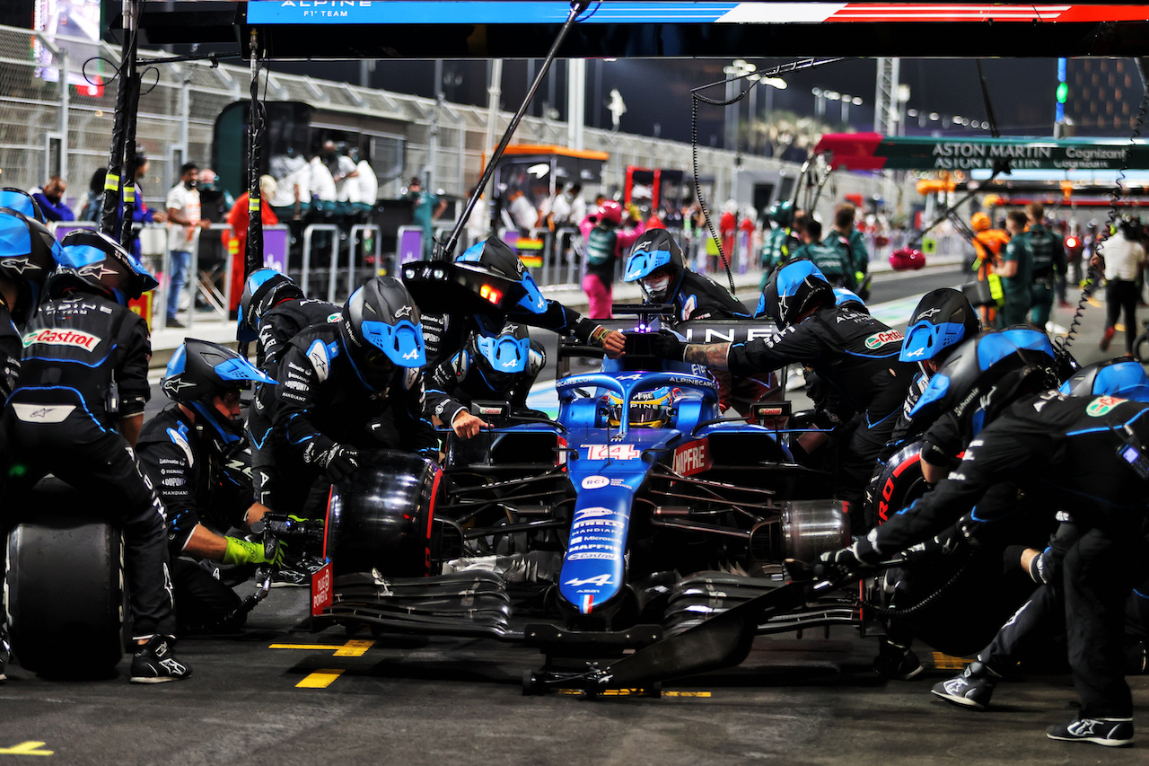 GP ARABIA SAUDITA, Fernando Alonso (ESP) Alpine F1 Team A521 makes a pit stop.
05.12.2021. Formula 1 World Championship, Rd 21, Saudi Arabian Grand Prix, Jeddah, Saudi Arabia, Gara Day.
- www.xpbimages.com, EMail: requests@xpbimages.com © Copyright: Moy / XPB Images