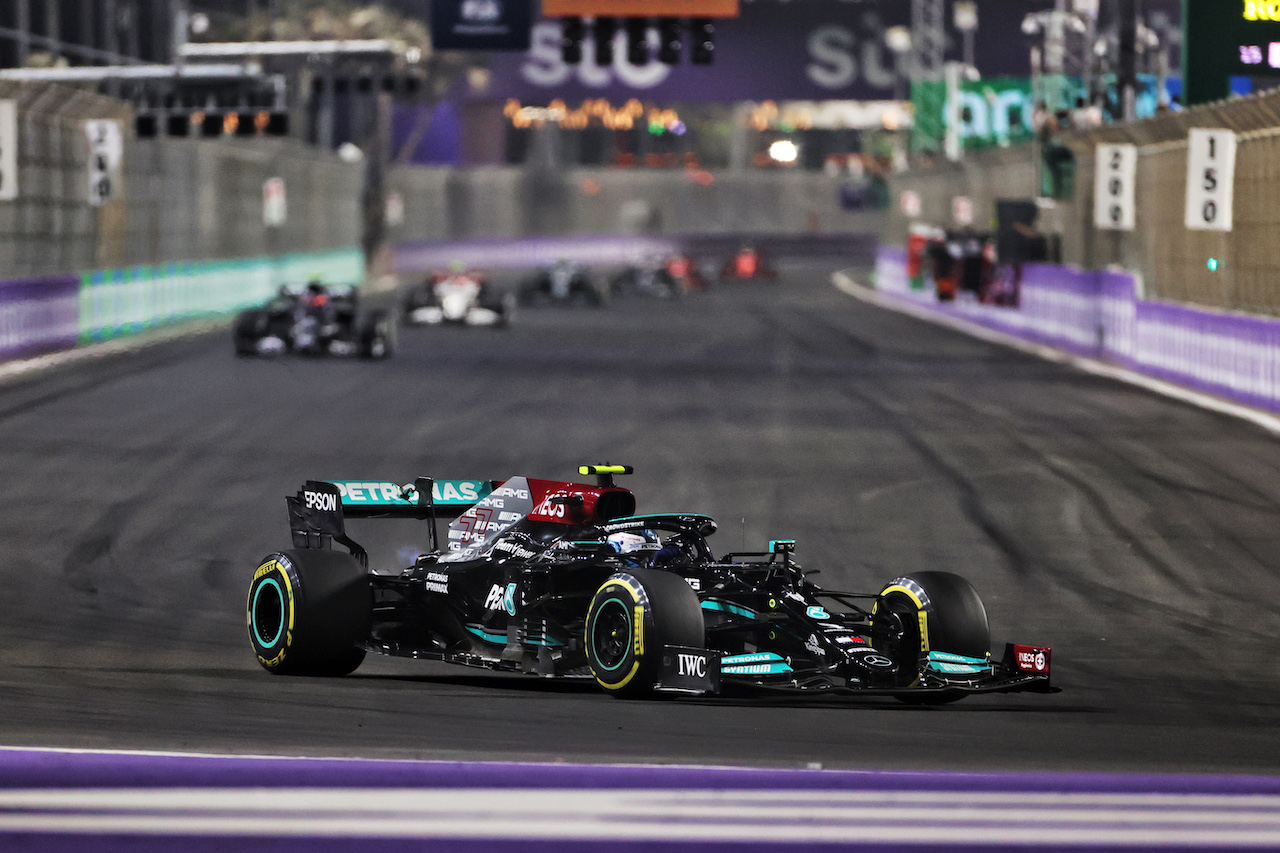 GP ARABIA SAUDITA, Valtteri Bottas (FIN) Mercedes AMG F1 W12.
05.12.2021. Formula 1 World Championship, Rd 21, Saudi Arabian Grand Prix, Jeddah, Saudi Arabia, Gara Day.
- www.xpbimages.com, EMail: requests@xpbimages.com © Copyright: Charniaux / XPB Images
