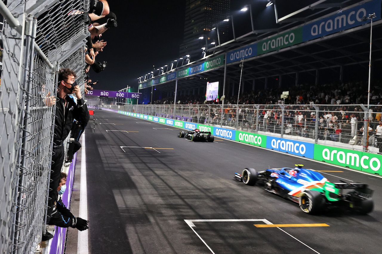 GP ARABIA SAUDITA, Esteban Ocon (FRA) Alpine F1 Team A521 crosses the finish line in fourth behind Valtteri Bottas (FIN) Mercedes AMG F1 W12.
05.12.2021. Formula 1 World Championship, Rd 21, Saudi Arabian Grand Prix, Jeddah, Saudi Arabia, Gara Day.
- www.xpbimages.com, EMail: requests@xpbimages.com © Copyright: Moy / XPB Images