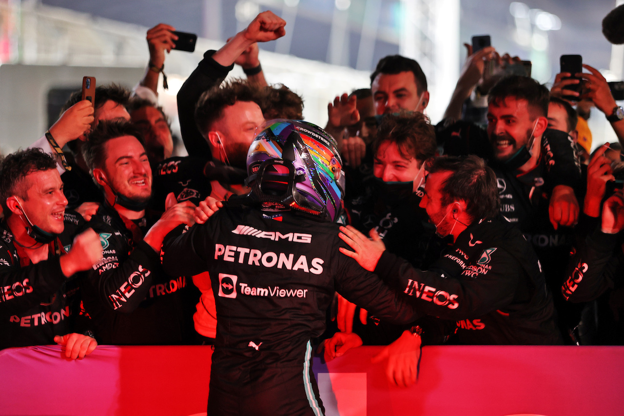 GP ARABIA SAUDITA, Gara winner Lewis Hamilton (GBR) Mercedes AMG F1 celebrates with the team in parc ferme.
05.12.2021. Formula 1 World Championship, Rd 21, Saudi Arabian Grand Prix, Jeddah, Saudi Arabia, Gara Day.
- www.xpbimages.com, EMail: requests@xpbimages.com © Copyright: Moy / XPB Images