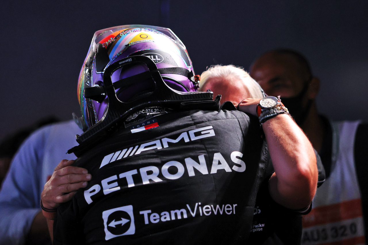 GP ARABIA SAUDITA, Gara winner Lewis Hamilton (GBR) Mercedes AMG F1 celebrates Angela Cullen (NZL) Mercedes AMG F1 Physiotherapist in parc ferme.
05.12.2021. Formula 1 World Championship, Rd 21, Saudi Arabian Grand Prix, Jeddah, Saudi Arabia, Gara Day.
- www.xpbimages.com, EMail: requests@xpbimages.com © Copyright: Moy / XPB Images