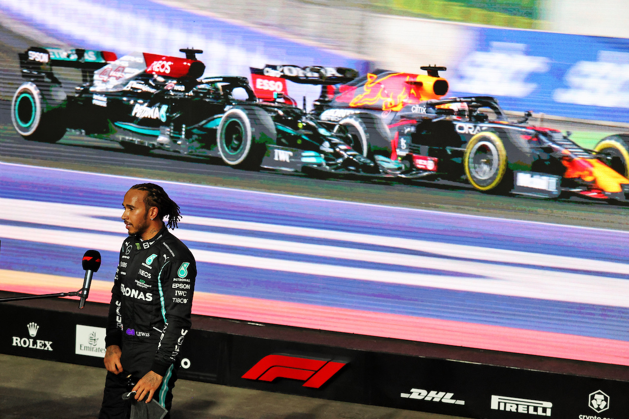 GP ARABIA SAUDITA, Gara winner Lewis Hamilton (GBR) Mercedes AMG F1 in parc ferme.
05.12.2021. Formula 1 World Championship, Rd 21, Saudi Arabian Grand Prix, Jeddah, Saudi Arabia, Gara Day.
- www.xpbimages.com, EMail: requests@xpbimages.com © Copyright: Moy / XPB Images