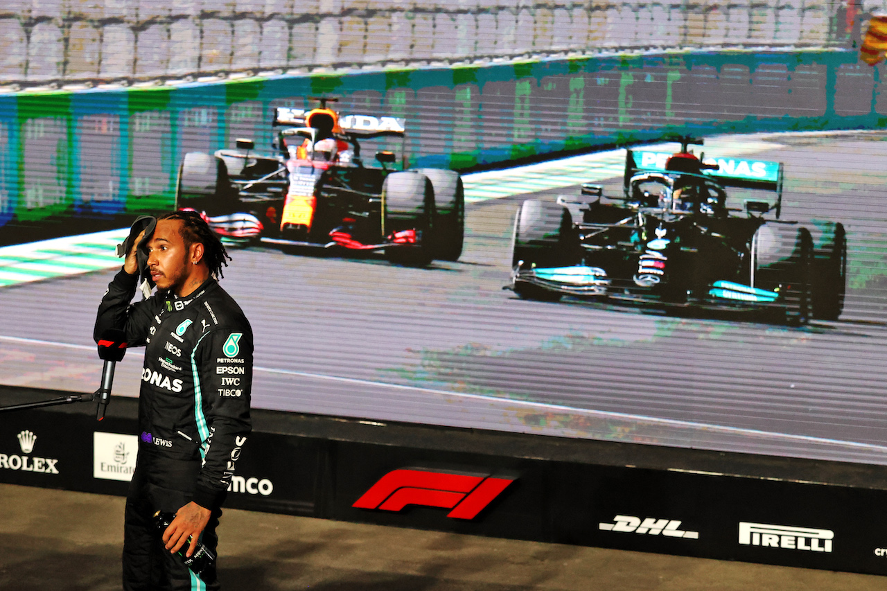 GP ARABIA SAUDITA, Gara winner Lewis Hamilton (GBR) Mercedes AMG F1 in parc ferme.
05.12.2021. Formula 1 World Championship, Rd 21, Saudi Arabian Grand Prix, Jeddah, Saudi Arabia, Gara Day.
- www.xpbimages.com, EMail: requests@xpbimages.com © Copyright: Moy / XPB Images