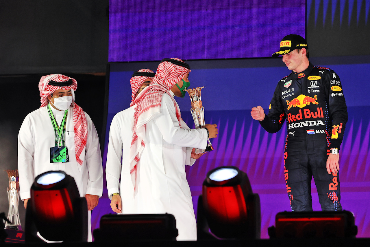 GP ARABIA SAUDITA, Max Verstappen (NLD) Red Bull Racing celebrates his second position on the podium.
05.12.2021. Formula 1 World Championship, Rd 21, Saudi Arabian Grand Prix, Jeddah, Saudi Arabia, Gara Day.
- www.xpbimages.com, EMail: requests@xpbimages.com © Copyright: Moy / XPB Images