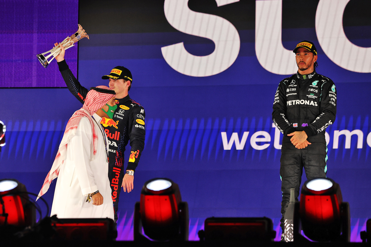 GP ARABIA SAUDITA, (L to R): Max Verstappen (NLD) Red Bull Racing celebrates his second position on the podium alongside vincitore Lewis Hamilton (GBR) Mercedes AMG F1.
05.12.2021. Formula 1 World Championship, Rd 21, Saudi Arabian Grand Prix, Jeddah, Saudi Arabia, Gara Day.
- www.xpbimages.com, EMail: requests@xpbimages.com © Copyright: Moy / XPB Images