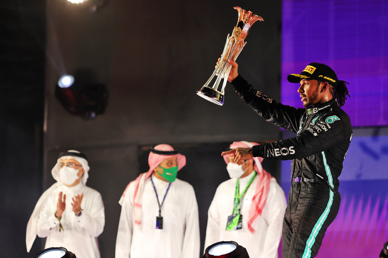GP ARABIA SAUDITA, Gara winner Lewis Hamilton (GBR) Mercedes AMG F1 celebrates on the podium.
05.12.2021. Formula 1 World Championship, Rd 21, Saudi Arabian Grand Prix, Jeddah, Saudi Arabia, Gara Day.
- www.xpbimages.com, EMail: requests@xpbimages.com © Copyright: Moy / XPB Images