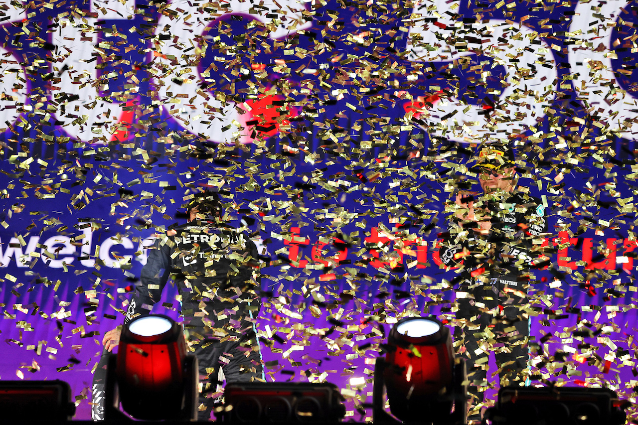 GP ARABIA SAUDITA, Gara winner Lewis Hamilton (GBR) Mercedes AMG F1 celebrates on the podium. with team mate Valtteri Bottas (FIN) Mercedes AMG F1.
05.12.2021. Formula 1 World Championship, Rd 21, Saudi Arabian Grand Prix, Jeddah, Saudi Arabia, Gara Day.
- www.xpbimages.com, EMail: requests@xpbimages.com © Copyright: Moy / XPB Images