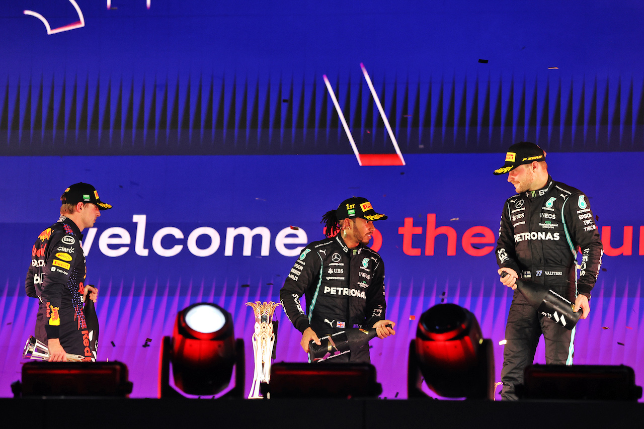 GP ARABIA SAUDITA, The podium (L to R): Max Verstappen (NLD) Red Bull Racing, second; Lewis Hamilton (GBR) Mercedes AMG F1, vincitore; Valtteri Bottas (FIN) Mercedes AMG F1, third.
05.12.2021. Formula 1 World Championship, Rd 21, Saudi Arabian Grand Prix, Jeddah, Saudi Arabia, Gara Day.
- www.xpbimages.com, EMail: requests@xpbimages.com © Copyright: Moy / XPB Images