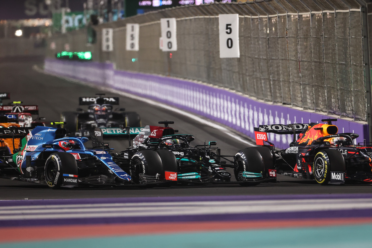 GP ARABIA SAUDITA, Esteban Ocon (FRA), Alpine F1 Team e Lewis Hamilton (GBR), Mercedes AMG F1  
05.12.2021. Formula 1 World Championship, Rd 21, Saudi Arabian Grand Prix, Jeddah, Saudi Arabia, Gara Day.
- www.xpbimages.com, EMail: requests@xpbimages.com © Copyright: Charniaux / XPB Images