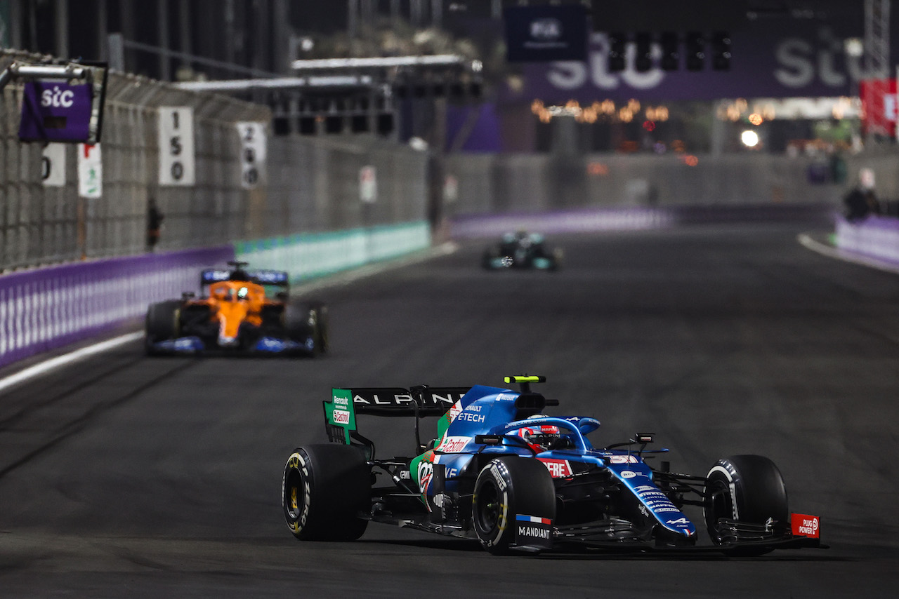 GP ARABIA SAUDITA, Esteban Ocon (FRA), Alpine F1 Team 
05.12.2021. Formula 1 World Championship, Rd 21, Saudi Arabian Grand Prix, Jeddah, Saudi Arabia, Gara Day.
- www.xpbimages.com, EMail: requests@xpbimages.com ¬© Copyright: Charniaux / XPB Images