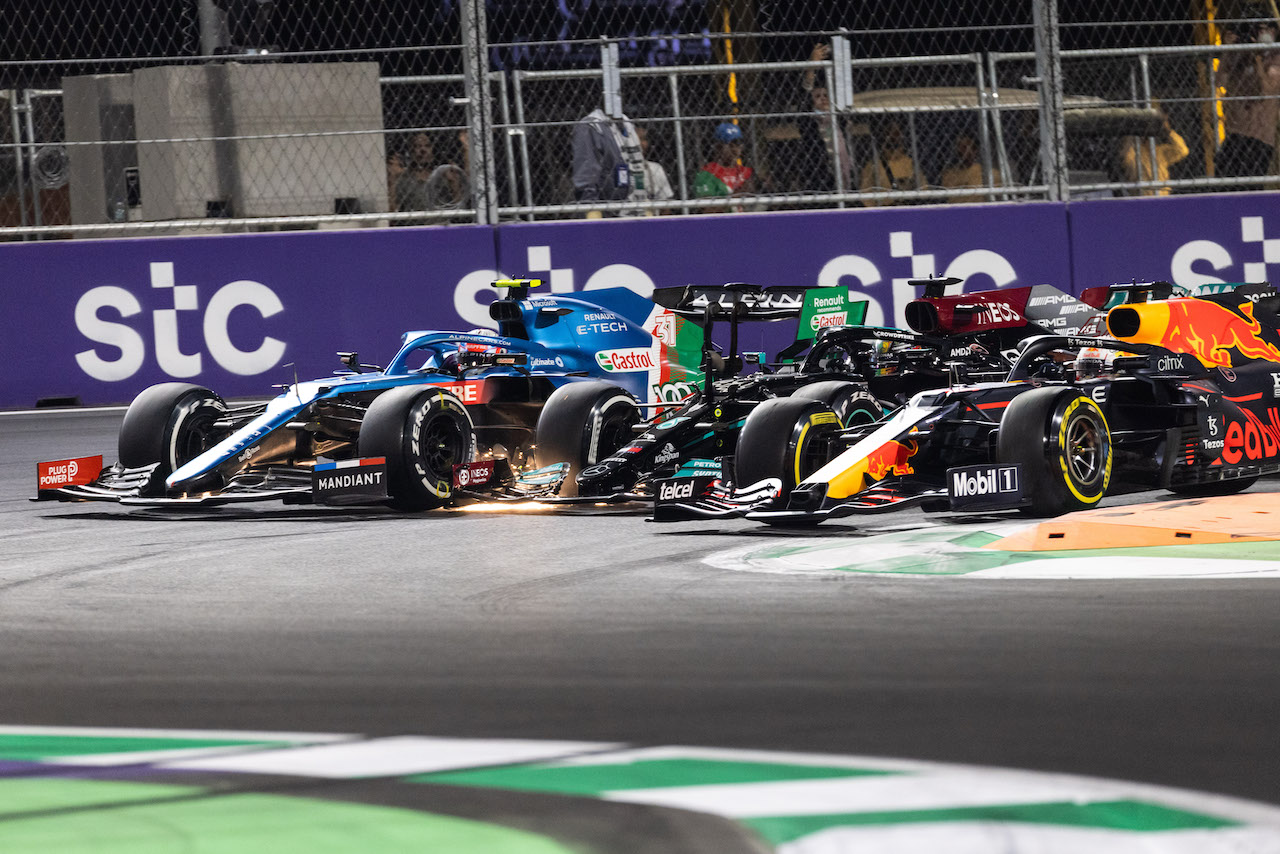 GP ARABIA SAUDITA, Esteban Ocon (FRA) Alpine F1 Team A521; Lewis Hamilton (GBR) Mercedes AMG F1 W12; e Max Verstappen (NLD) Red Bull Racing RB16B battle for the lead at the second race repartenza.
05.12.2021. Formula 1 World Championship, Rd 21, Saudi Arabian Grand Prix, Jeddah, Saudi Arabia, Gara Day.
- www.xpbimages.com, EMail: requests@xpbimages.com © Copyright: Bearne / XPB Images