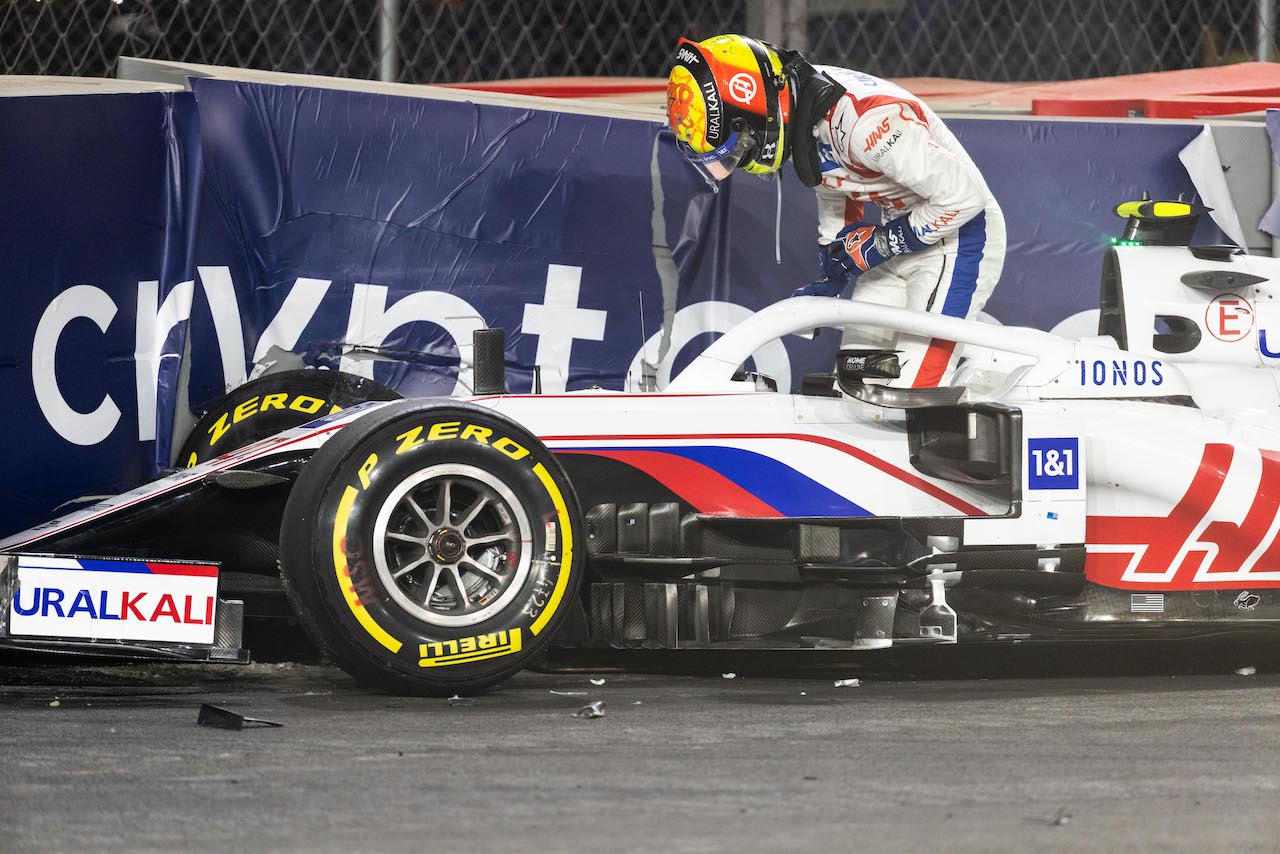 GP ARABIA SAUDITA, Mick Schumacher (GER) Haas VF-21 crashed out of the race.
05.12.2021. Formula 1 World Championship, Rd 21, Saudi Arabian Grand Prix, Jeddah, Saudi Arabia, Gara Day.
- www.xpbimages.com, EMail: requests@xpbimages.com © Copyright: Bearne / XPB Images
