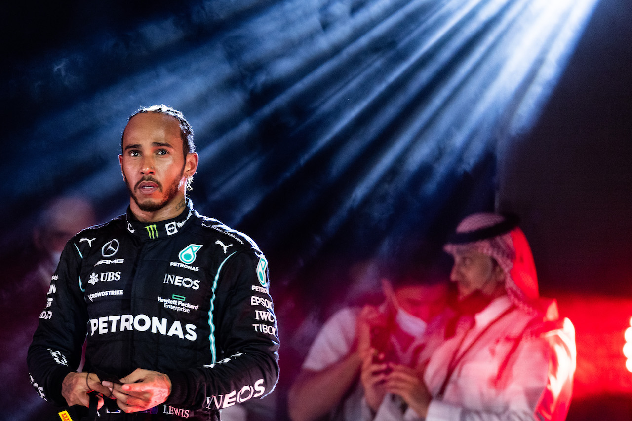 GP ARABIA SAUDITA, Gara winner Lewis Hamilton (GBR) Mercedes AMG F1 on the podium.
05.12.2021. Formula 1 World Championship, Rd 21, Saudi Arabian Grand Prix, Jeddah, Saudi Arabia, Gara Day.
- www.xpbimages.com, EMail: requests@xpbimages.com © Copyright: Bearne / XPB Images