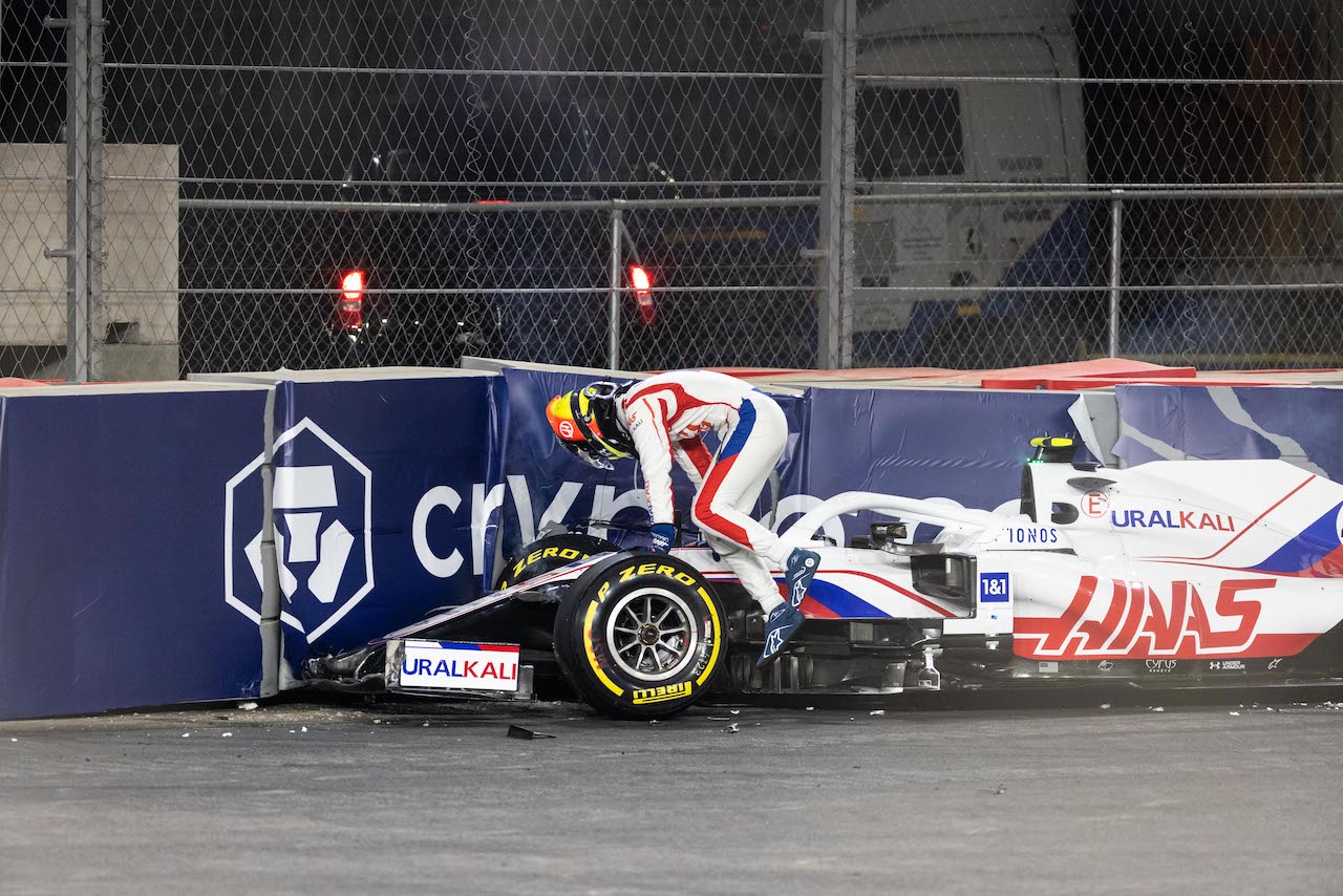 GP ARABIA SAUDITA, Mick Schumacher (GER) Haas VF-21 crashed out of the race.
05.12.2021. Formula 1 World Championship, Rd 21, Saudi Arabian Grand Prix, Jeddah, Saudi Arabia, Gara Day.
- www.xpbimages.com, EMail: requests@xpbimages.com © Copyright: Bearne / XPB Images