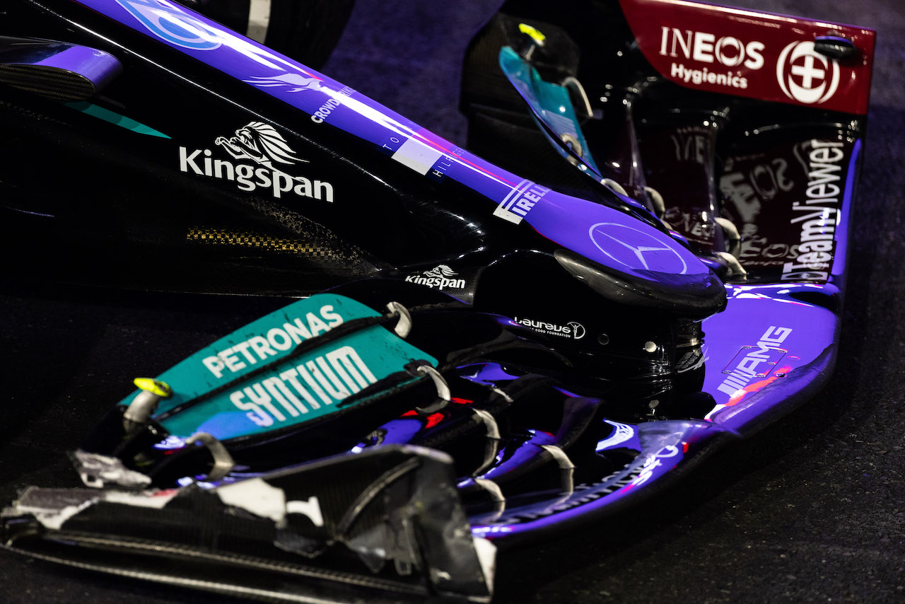GP ARABIA SAUDITA, Damaged Mercedes AMG F1 W12 front wing of Lewis Hamilton (GBR) Mercedes AMG F1 - Kingspan sponsor logo.
05.12.2021. Formula 1 World Championship, Rd 21, Saudi Arabian Grand Prix, Jeddah, Saudi Arabia, Gara Day.
- www.xpbimages.com, EMail: requests@xpbimages.com © Copyright: Bearne / XPB Images