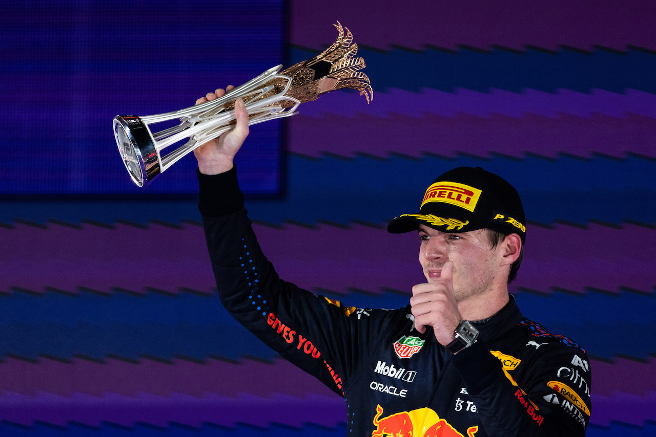 GP ARABIA SAUDITA, Max Verstappen (NLD) Red Bull Racing celebrates his second position on the podium.
05.12.2021. Formula 1 World Championship, Rd 21, Saudi Arabian Grand Prix, Jeddah, Saudi Arabia, Gara Day.
- www.xpbimages.com, EMail: requests@xpbimages.com © Copyright: Bearne / XPB Images