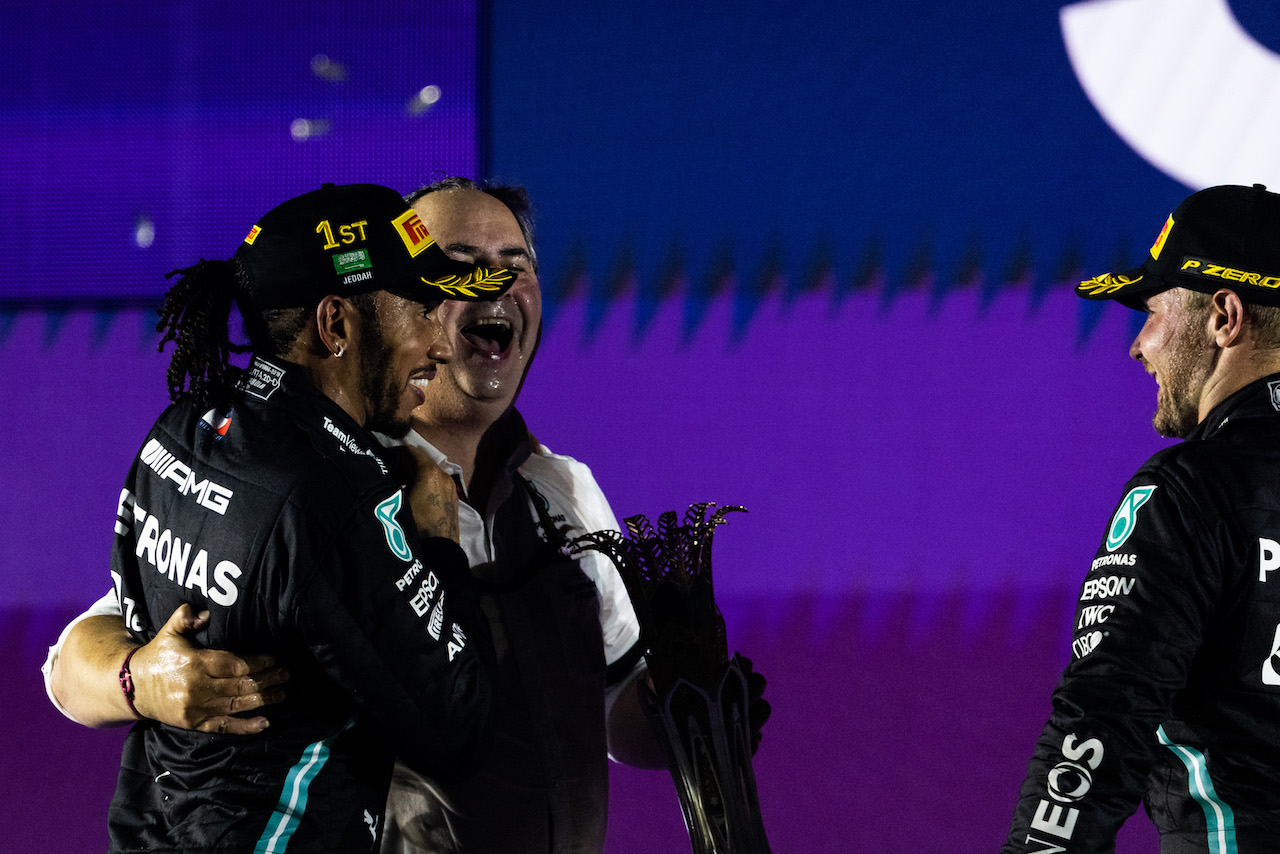 GP ARABIA SAUDITA, The podium (L to R): Lewis Hamilton (GBR) Mercedes AMG F1, vincitore; Ron Meadows (GBR) Mercedes GP Team Manager; Valtteri Bottas (FIN) Mercedes AMG F1, third.
05.12.2021. Formula 1 World Championship, Rd 21, Saudi Arabian Grand Prix, Jeddah, Saudi Arabia, Gara Day.
- www.xpbimages.com, EMail: requests@xpbimages.com © Copyright: Bearne / XPB Images