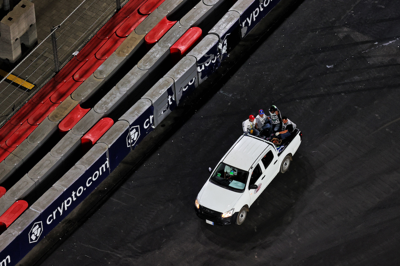 GP ARABIA SAUDITA, Circuit Atmosfera - track crew who repaired the TecPro barrier.
05.12.2021. Formula 1 World Championship, Rd 21, Saudi Arabian Grand Prix, Jeddah, Saudi Arabia, Gara Day.
- www.xpbimages.com, EMail: requests@xpbimages.com © Copyright: Moy / XPB Images