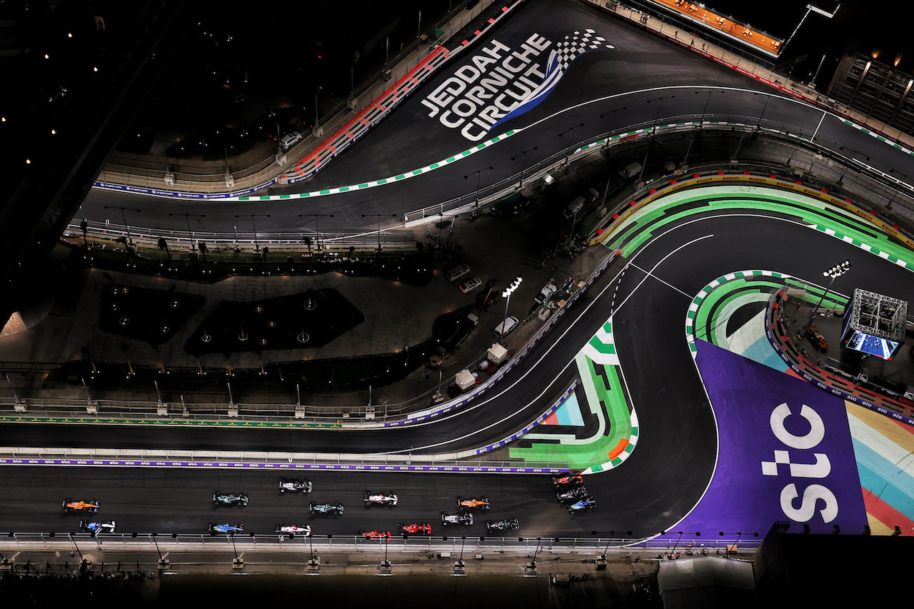 GP ARABIA SAUDITA, Esteban Ocon (FRA) Alpine F1 Team A521 battle for the lead of the second repartenza with Lewis Hamilton (GBR) Mercedes AMG F1 W12 e Max Verstappen (NLD) Red Bull Racing RB16B.
05.12.2021. Formula 1 World Championship, Rd 21, Saudi Arabian Grand Prix, Jeddah, Saudi Arabia, Gara Day.
- www.xpbimages.com, EMail: requests@xpbimages.com © Copyright: Moy / XPB Images