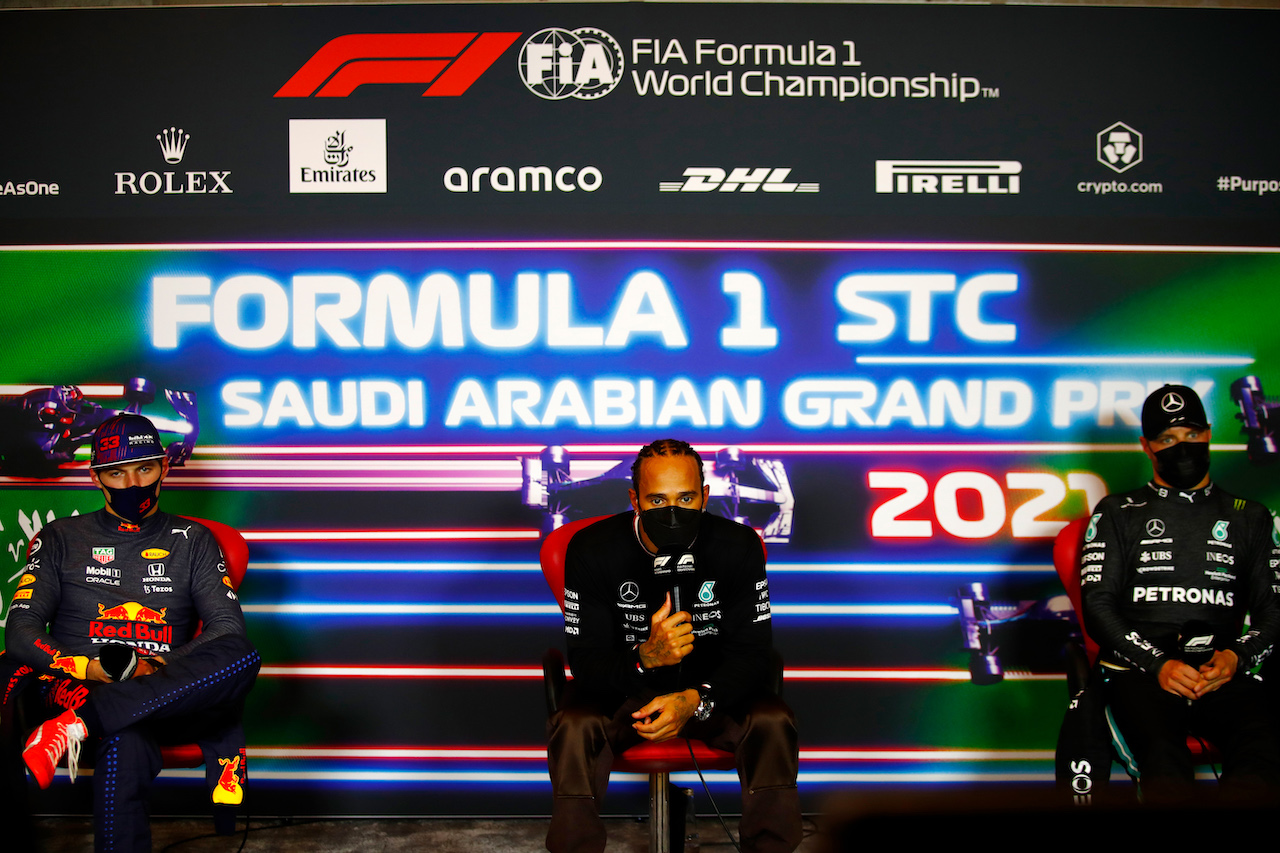 GP ARABIA SAUDITA, (L to R): Max Verstappen (NLD) Red Bull Racing; Lewis Hamilton (GBR) Mercedes AMG F1; e Valtteri Bottas (FIN) Mercedes AMG F1, in the post race FIA Press Conference.
05.12.2021. Formula 1 World Championship, Rd 21, Saudi Arabian Grand Prix, Jeddah, Saudi Arabia, Gara Day.
- www.xpbimages.com, EMail: requests@xpbimages.com © Copyright: FIA Pool Image for Editorial Use Only