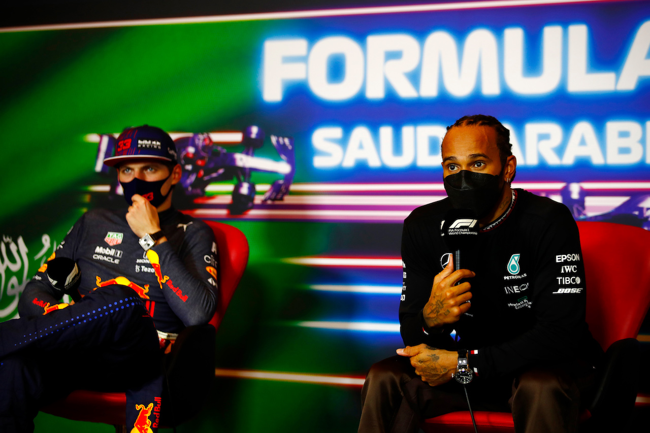 GP ARABIA SAUDITA, Lewis Hamilton (GBR) Mercedes AMG F1 e Max Verstappen (NLD) Red Bull Racing in the post race FIA Press Conference.
05.12.2021. Formula 1 World Championship, Rd 21, Saudi Arabian Grand Prix, Jeddah, Saudi Arabia, Gara Day.
- www.xpbimages.com, EMail: requests@xpbimages.com © Copyright: FIA Pool Image for Editorial Use Only