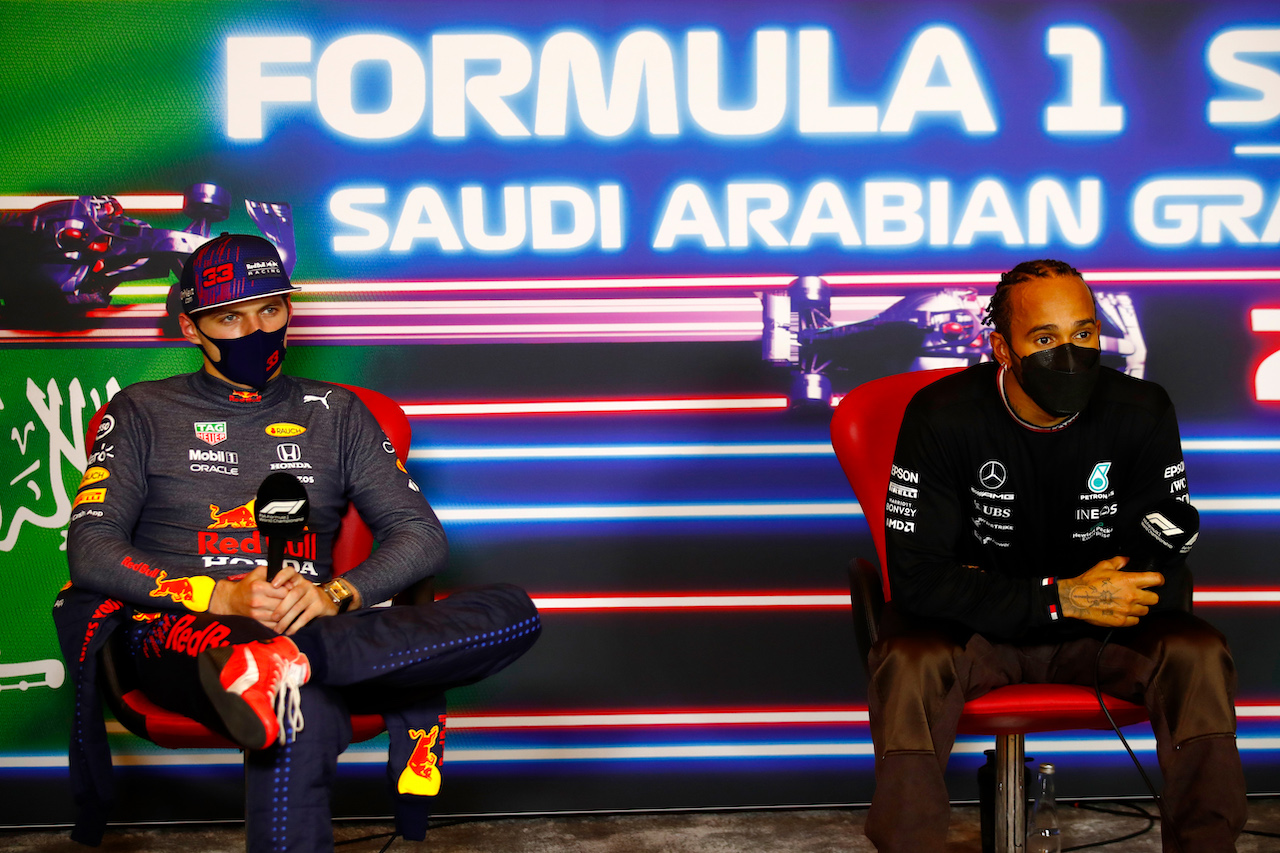 GP ARABIA SAUDITA, (L to R): Max Verstappen (NLD) Red Bull Racing e Lewis Hamilton (GBR) Mercedes AMG F1 in the post race FIA Press Conference.
05.12.2021. Formula 1 World Championship, Rd 21, Saudi Arabian Grand Prix, Jeddah, Saudi Arabia, Gara Day.
- www.xpbimages.com, EMail: requests@xpbimages.com © Copyright: FIA Pool Image for Editorial Use Only