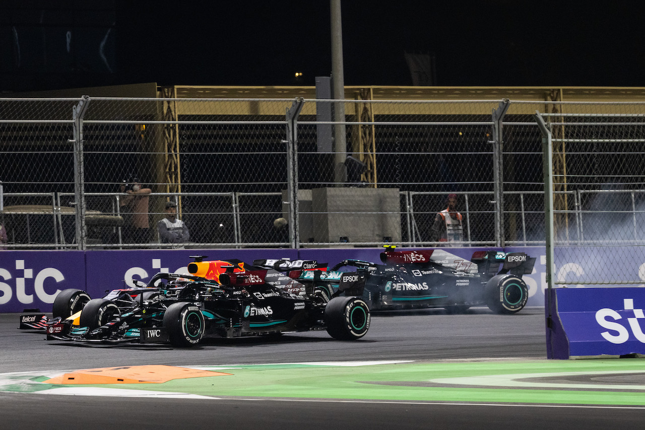 GP ARABIA SAUDITA, Lewis Hamilton (GBR) Mercedes AMG F1 W12 e Max Verstappen (NLD) Red Bull Racing RB16B battle for the lead at the first race repartenza.
05.12.2021. Formula 1 World Championship, Rd 21, Saudi Arabian Grand Prix, Jeddah, Saudi Arabia, Gara Day.
- www.xpbimages.com, EMail: requests@xpbimages.com © Copyright: Bearne / XPB Images