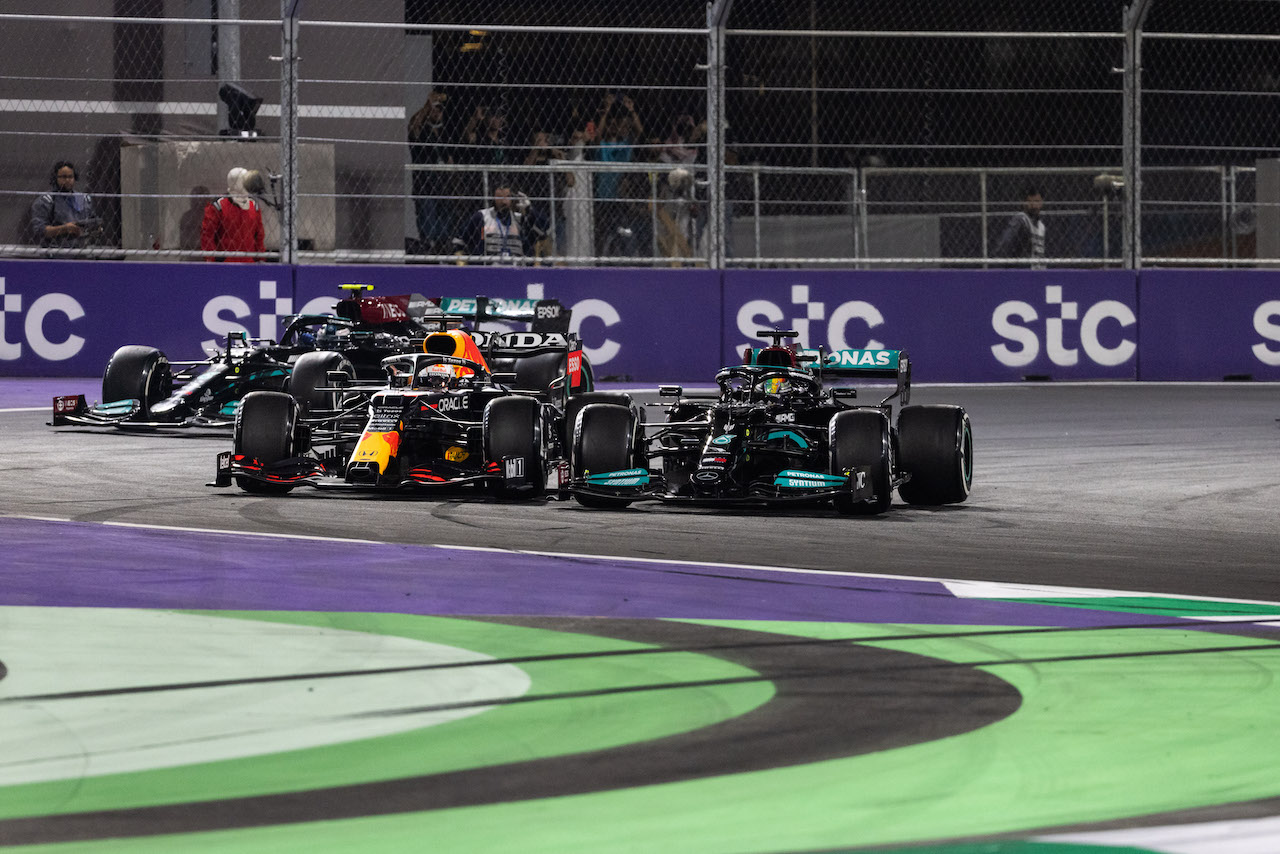 GP ARABIA SAUDITA, Lewis Hamilton (GBR) Mercedes AMG F1 W12 e Max Verstappen (NLD) Red Bull Racing RB16B battle for the lead at the first race repartenza.
05.12.2021. Formula 1 World Championship, Rd 21, Saudi Arabian Grand Prix, Jeddah, Saudi Arabia, Gara Day.
- www.xpbimages.com, EMail: requests@xpbimages.com © Copyright: Bearne / XPB Images