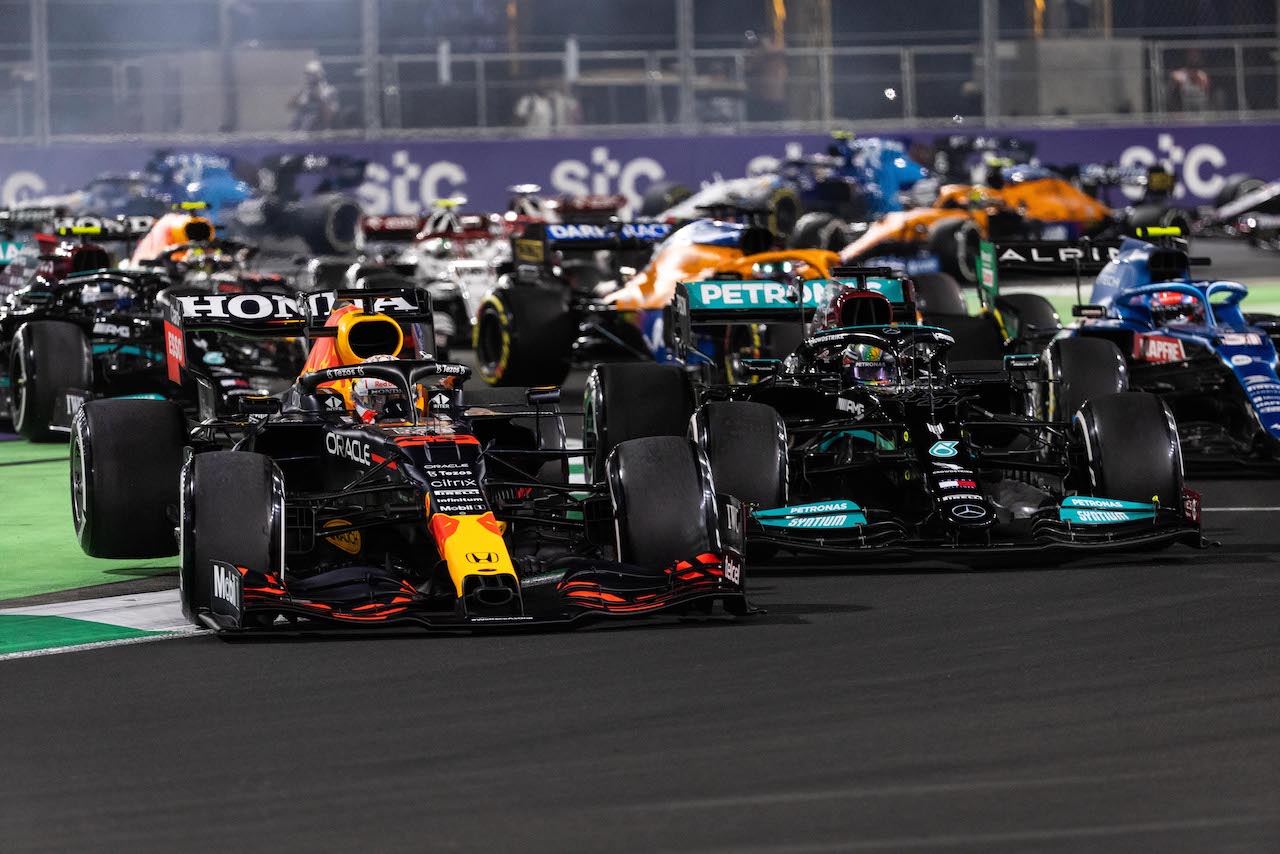 GP ARABIA SAUDITA, Lewis Hamilton (GBR) Mercedes AMG F1 W12 e Max Verstappen (NLD) Red Bull Racing RB16B battle for the lead at the first race repartenza.
05.12.2021. Formula 1 World Championship, Rd 21, Saudi Arabian Grand Prix, Jeddah, Saudi Arabia, Gara Day.
- www.xpbimages.com, EMail: requests@xpbimages.com © Copyright: Bearne / XPB Images