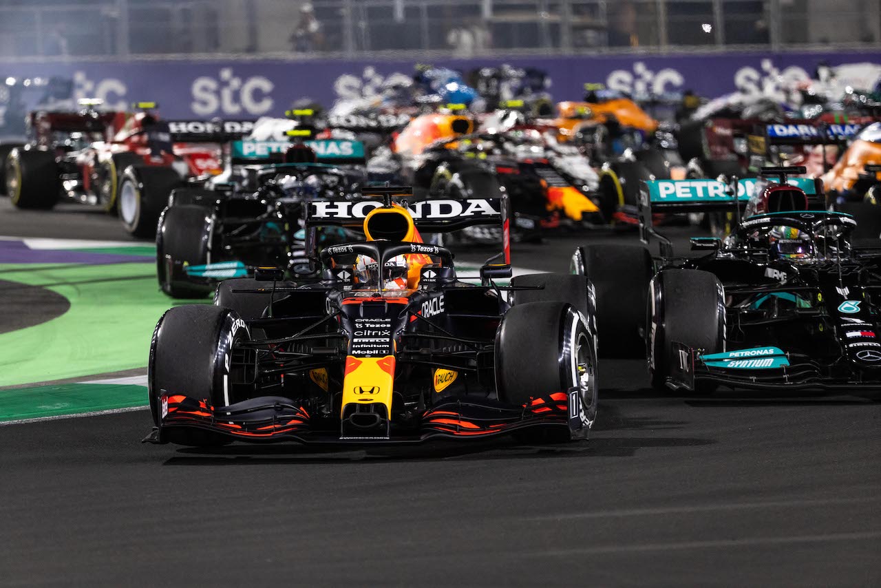 GP ARABIA SAUDITA, Lewis Hamilton (GBR) Mercedes AMG F1 W12 e Max Verstappen (NLD) Red Bull Racing RB16B battle for the lead at the first race repartenza.
05.12.2021. Formula 1 World Championship, Rd 21, Saudi Arabian Grand Prix, Jeddah, Saudi Arabia, Gara Day.
- www.xpbimages.com, EMail: requests@xpbimages.com © Copyright: Bearne / XPB Images