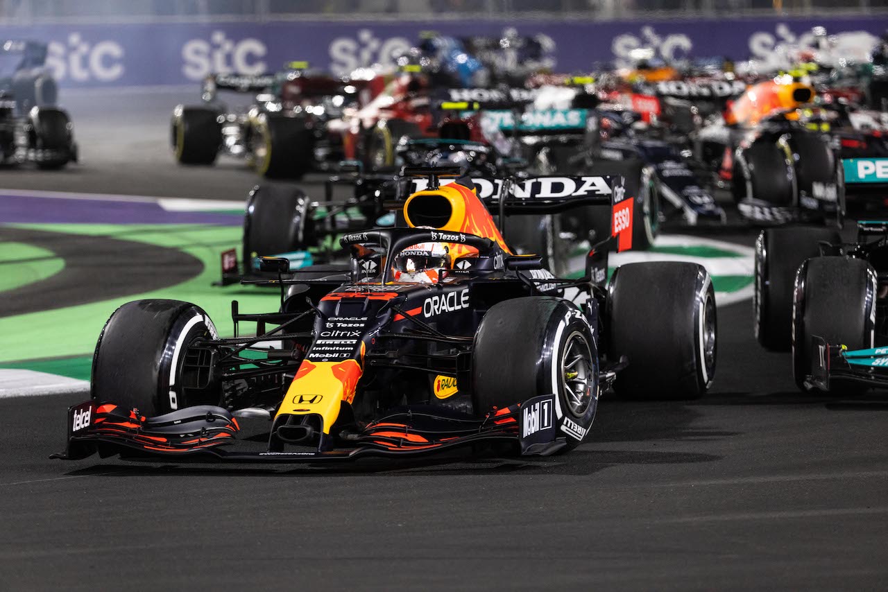 GP ARABIA SAUDITA, Lewis Hamilton (GBR) Mercedes AMG F1 W12 e Max Verstappen (NLD) Red Bull Racing RB16B battle for the lead at the first race repartenza.
05.12.2021. Formula 1 World Championship, Rd 21, Saudi Arabian Grand Prix, Jeddah, Saudi Arabia, Gara Day.
- www.xpbimages.com, EMail: requests@xpbimages.com © Copyright: Bearne / XPB Images