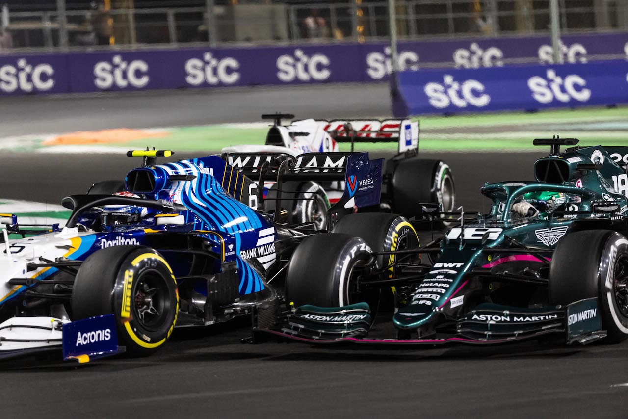 GP ARABIA SAUDITA, Nicholas Latifi (CDN) Williams Racing FW43B e Lance Stroll (CDN) Aston Martin F1 Team AMR21 battle for position.
05.12.2021. Formula 1 World Championship, Rd 21, Saudi Arabian Grand Prix, Jeddah, Saudi Arabia, Gara Day.
- www.xpbimages.com, EMail: requests@xpbimages.com © Copyright: Bearne / XPB Images