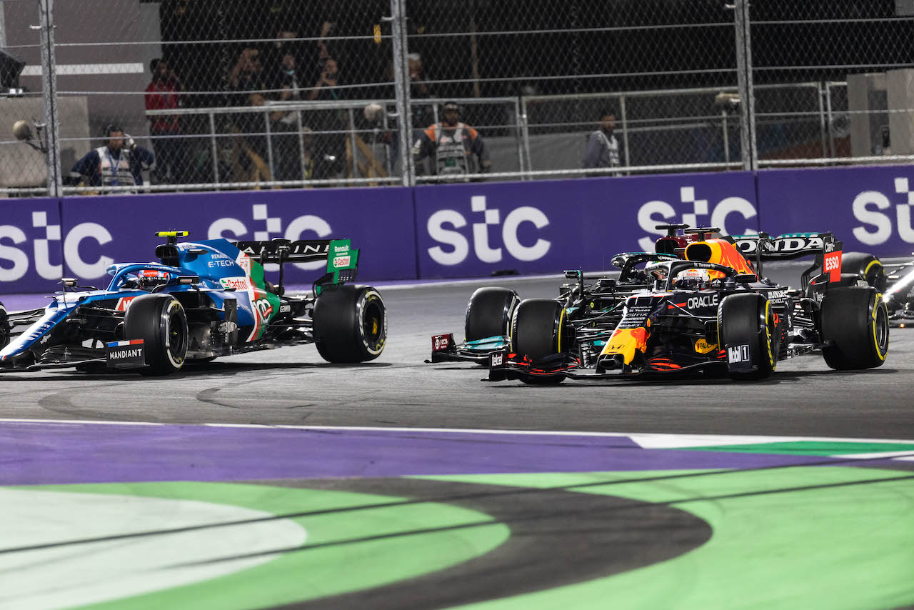 GP ARABIA SAUDITA, Esteban Ocon (FRA) Alpine F1 Team A521; Lewis Hamilton (GBR) Mercedes AMG F1 W12; e Max Verstappen (NLD) Red Bull Racing RB16B battle for the lead at the second race repartenza.
05.12.2021. Formula 1 World Championship, Rd 21, Saudi Arabian Grand Prix, Jeddah, Saudi Arabia, Gara Day.
- www.xpbimages.com, EMail: requests@xpbimages.com © Copyright: Bearne / XPB Images