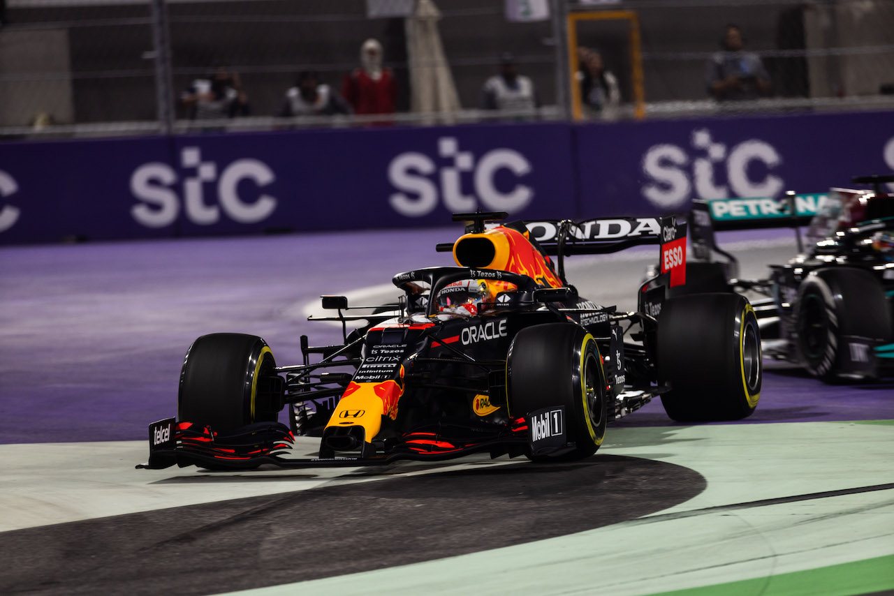 GP ARABIA SAUDITA, Max Verstappen (NLD) Red Bull Racing RB16B.
05.12.2021. Formula 1 World Championship, Rd 21, Saudi Arabian Grand Prix, Jeddah, Saudi Arabia, Gara Day.
- www.xpbimages.com, EMail: requests@xpbimages.com © Copyright: Bearne / XPB Images