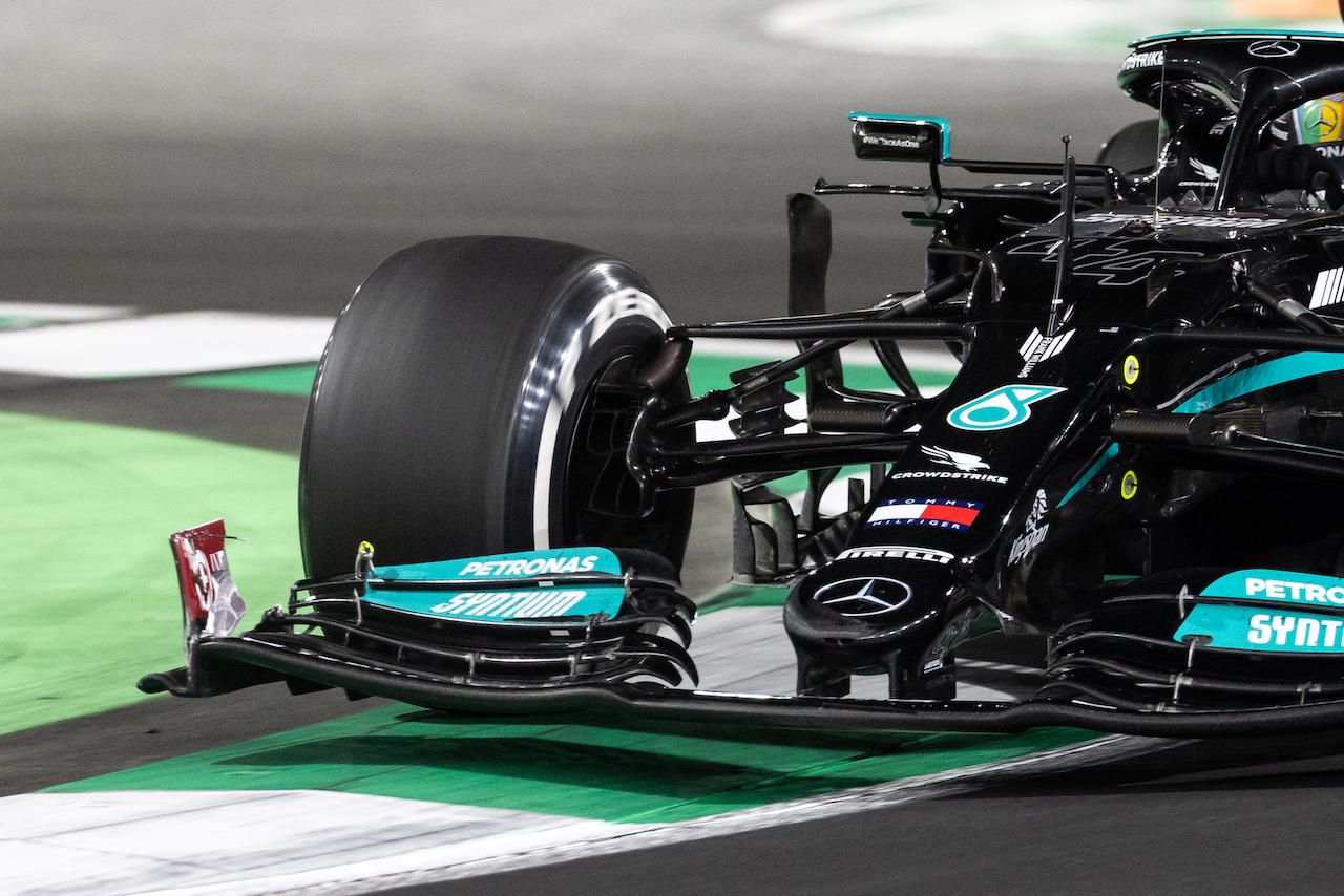 GP ARABIA SAUDITA, Lewis Hamilton (GBR) Mercedes AMG F1 W12 - broken front wing.
05.12.2021. Formula 1 World Championship, Rd 21, Saudi Arabian Grand Prix, Jeddah, Saudi Arabia, Gara Day.
- www.xpbimages.com, EMail: requests@xpbimages.com © Copyright: Bearne / XPB Images
