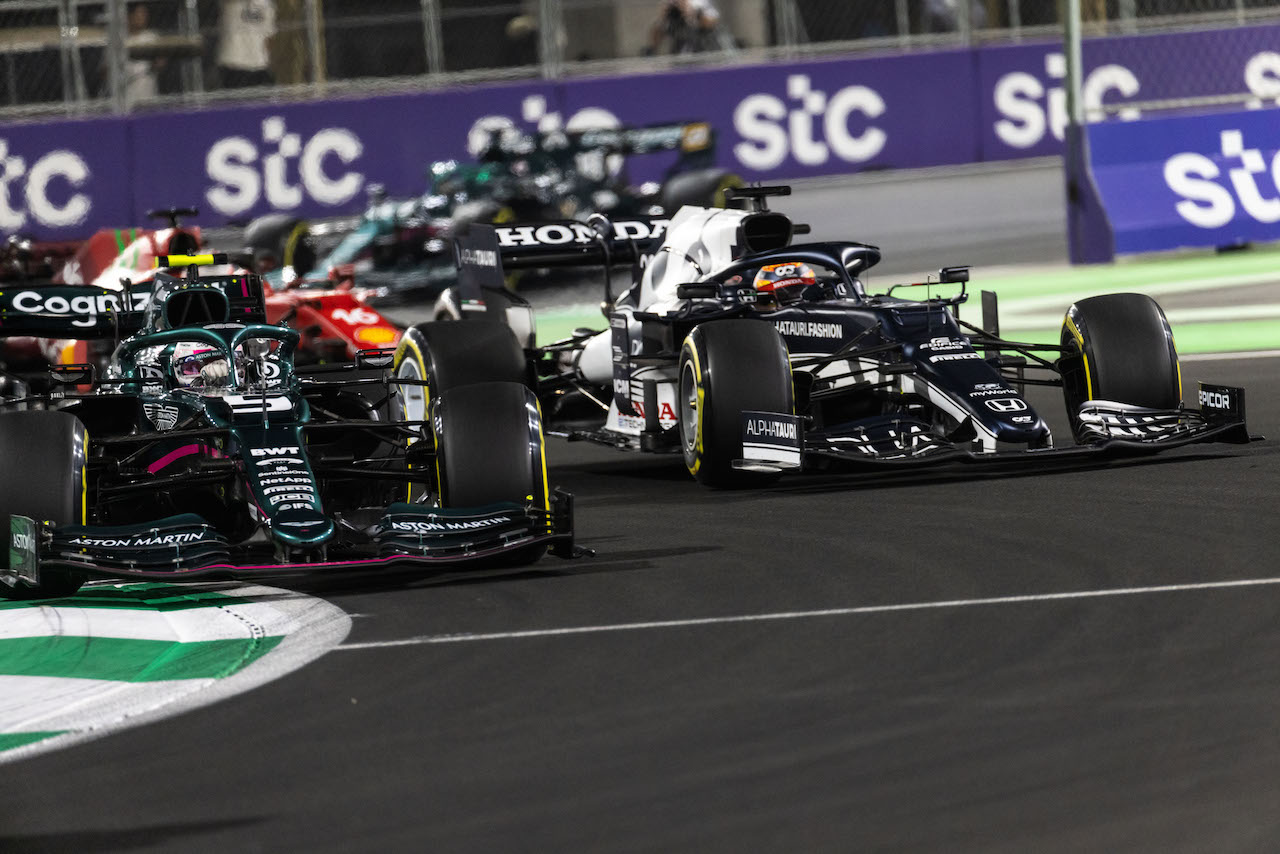 GP ARABIA SAUDITA, Sebastian Vettel (GER) Aston Martin F1 Team AMR21 e Yuki Tsunoda (JPN) AlphaTauri AT02 battle for position.
05.12.2021. Formula 1 World Championship, Rd 21, Saudi Arabian Grand Prix, Jeddah, Saudi Arabia, Gara Day.
- www.xpbimages.com, EMail: requests@xpbimages.com © Copyright: Bearne / XPB Images