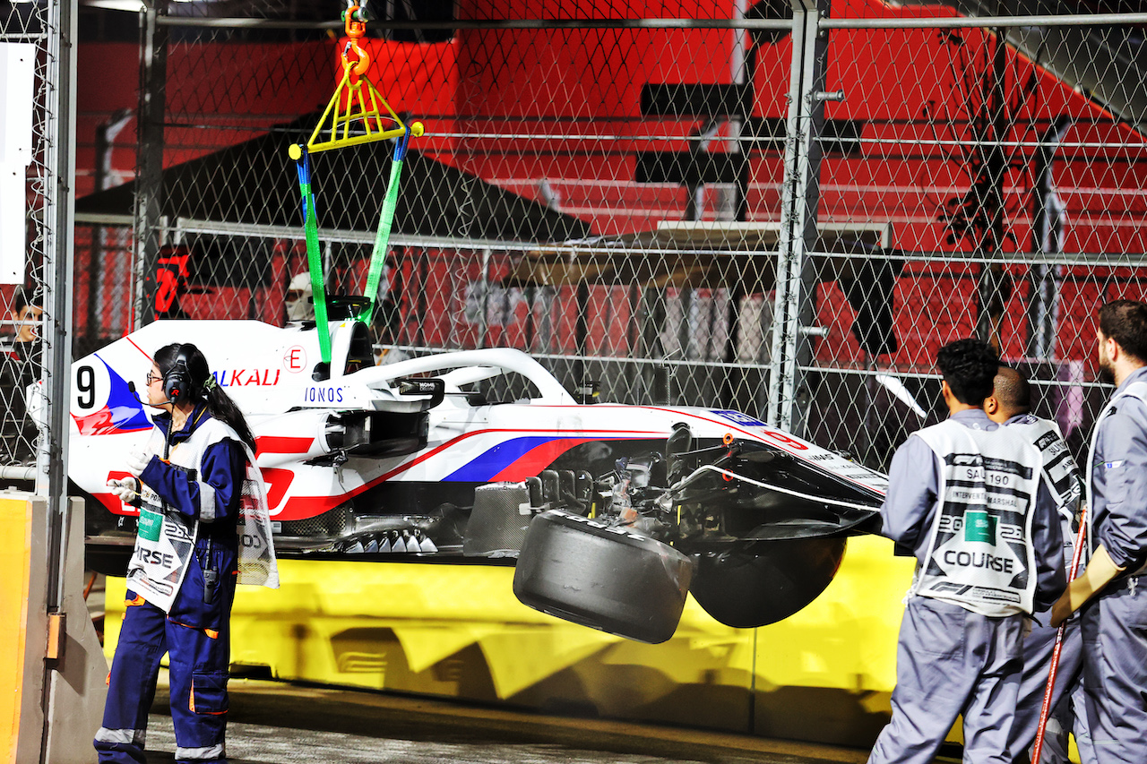 GP ARABIA SAUDITA, The damaged Haas VF-21 of Nikita Mazepin (RUS) Haas F1 Team who crashed out of the race.
05.12.2021. Formula 1 World Championship, Rd 21, Saudi Arabian Grand Prix, Jeddah, Saudi Arabia, Gara Day.
- www.xpbimages.com, EMail: requests@xpbimages.com © Copyright: Charniaux / XPB Images