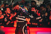 GP ARABIA SAUDITA, Gara winner Lewis Hamilton (GBR) Mercedes AMG F1 celebrates with the team in parc ferme.
05.12.2021. Formula 1 World Championship, Rd 21, Saudi Arabian Grand Prix, Jeddah, Saudi Arabia, Gara Day.
- www.xpbimages.com, EMail: requests@xpbimages.com © Copyright: Bearne / XPB Images