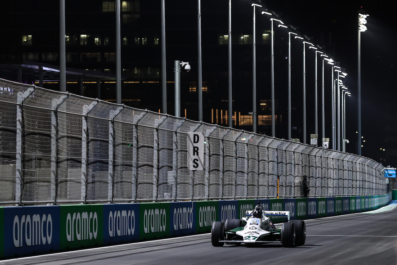 GP ARABIA SAUDITA, Damon Hill (GBR) e Martin Brundle drive the Williams FW07
02.12.2021. Formula 1 World Championship, Rd 21, Saudi Arabian Grand Prix, Jeddah, Saudi Arabia, Preparation Day.
- www.xpbimages.com, EMail: requests@xpbimages.com ¬© Copyright: Charniaux / XPB Images